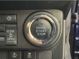 エンジンスタートボタンです。キーが車内にあれば、エンジンの始動・停止はブレーキを踏んでスイッチを押すだけ!キーを取り出す手間を省き、ワンプッシュでエンジンを操作するので簡単でスムーズです。