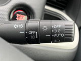 ■オートライト■車外の明るさに応じて、自動的にライトの点灯・消灯をしてくれます。トンネルが続くような道でも、いちいちライトスイッチを操作する必要がありません。消し忘れの心配もありません。