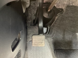 パーキングブレーキはフット式なので運転席と助手席の間はすっきり、移動も楽々です。さっと手が届く位置にATセレクトレバーやエアコンスイッチなどがあり操作性に優れています