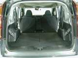 リアシートを倒せば広々荷室の出来上がり♪アレンジ次第でさまざまな荷物が積み込めますよ。