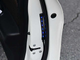 セーフティイルミネーションが付いています。乗降時、後方からくる車やバイクへの注意喚起に役立ちます。
