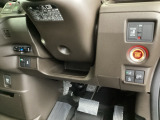 左側に高速で便利なETCがあり、また、便利な電動スライドドア、横滑りを防ぐVSAなどのスイッチは、運転席の右側、手の届きやすい位置にあります。