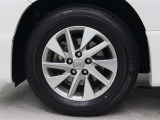 純正アルミホイールは精度が高く、走行の安定性が優れています。タイヤサイズ215/65R16