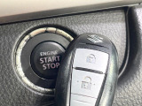 【キーレススタートシステム】カバンやポケットに入れたままでもドアの施錠・解錠が可能なスマートキーを装備。エンジンのオン・オフ時もカギを取り出す必要が無いからとっても便利です♪