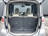 後部座席に座れる状態でも荷室はこれだけの広さがあるのでお出かけやお買い物にも重宝します。ついつい買い物しすぎても安心ですね♪