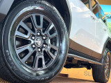 【純正18インチアルミホイール】外観にマッチした純正アルミホイールを装着しております。各種社外アルミホイールや、スタッドレスタイヤも取扱いしております。是非ご相談ください♪
