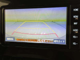 後方の見える安心をお届けするバックガイドモニター付:バックするときのアシストラインもあって楽々バック!車庫入れや縦列駐車をサポートし、苦手な駐車も安心です!今やもう手放せない装備ですネ♪