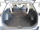 簡単に広がるラゲッジスペース♪可倒リヤシートを前に倒せばラゲッジスペースがさらに拡大!大きな荷物も収まります(^^)