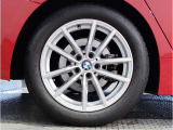 BMWの純正アロイホイールは軽量かつ強度にも優れているホイールで走行性能を引き上げる設計になっております。足元にもBMWは妥協がなくこだわっている個所になります。