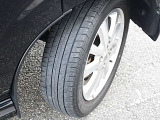 純正アルミホイールです。スチールホイールよりも軽いので燃費も向上します。タイヤの残り溝は御来店時にご確認下さい。