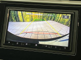 【バックカメラ】駐車時に後方がリアルタイム映像で確認できます。大型商業施設や立体駐車場での駐車時や、夜間のバック時に大活躍!運転スキルに関わらず、今や必須となった装備のひとつです!