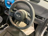MINIの内装はとにかく『円』に拘ったデザインコンセプトが一目で伝わってきます。これほど円形に拘った車は他に御座いません。伝統のデザイン、トグルスイッチなど遊び心のある内装で御座います。