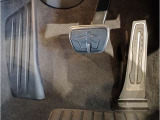 【ペダル】BMWはオルガン式アクセルペダルを採用しています。踏み込む足とペダルが同じ軌跡を描くため、かかとがずれにくく、アクセルコントロールがよりしやすくなるメリットがあります。
