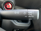■オートライト■車外の明るさに応じて、自動的にライトの点灯・消灯をしてくれます。トンネルが続くような道でも、いちいちライトスイッチを操作する必要がありません。消し忘れの心配もありません。