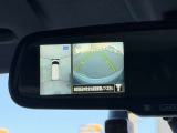 アラウンドビューモニターの映像はルームミラーに内蔵のモニターでも確認できます。