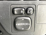 【電動格納ミラー】サイドミラーは電動格納式となっており、狭い駐車場でもキズがつくリスクを抑えられます。