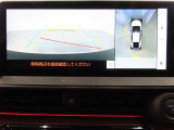 パノラミックビューモニター付きです。車両を上から見たような映像をディスプレイオーディオ画面に表示。運転席からの目視だけでは見にくい、車両周辺の状況をリアルタイムでしっかり確認できます。