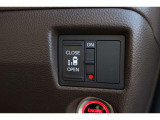 リア左側にパワースライドドアを装備!リモコンなどで自動開閉。Hondaスマートキーを携帯していれば、軽い力で解錠とドアオープンが行えます。