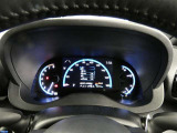 とっても見やすいメーターです。夜間時はラグジュアリーな気分にさせてくれる照明が魅力ですので、夜のドライブも楽しみになりますよ♪