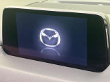 【マツダコネクトナビ】車内の雰囲気にマッチした一体型タイプのナビ。各種車輌設定やBluetooth再生等、様々な機能が楽しめます。直感的なダイヤル操作が可能で、使い勝手も良好です。