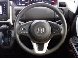 ハンドル左側にはオーディオ操作が出来るオーディオリモートコントロールスイッチ、右側にはHonda SENSINGとオートクルーズコントロールのスイッチを装備!