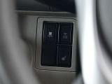 運転席の左側にはリヤヒーター、オートスライドドアのメインスイッチ、運転席ヒーターシートスイッチが有ります。