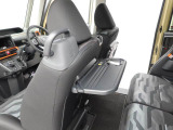 シートバックテーブル。飲み物や軽食を置いたり、スマホやタブレットを立てかけられて、車内の休憩が快適に。