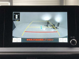 こちらのバックカメラは画面にラインが表示されておりますので、バック時のクルマの進行方向の目安になります。より高いレベルで車庫入れをサポートする、便利な機能ですね。