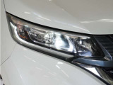 【LEDヘッドライト】省電力で、明るく遠くまで照らし、夜道や雨天などの走行の際、安心感を高めます。オートライト機構で周囲の明るさを感知し、自動で点灯、消灯します。