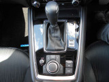 MTモード付ATです。スポーティに走りたいときにおすすめです。電動のパーキングブレーキ搭載で、片手一つでパーキングブレーキを掛けられます。