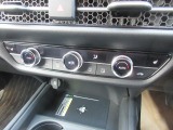オートエアコンが標準装備されています。家のエアコンと同じ様な感覚で操作できますのでワンタッチで楽々です。余分な操作を行う必要がありませんので運転に集中する事が出来、事故防止にも繋がりますね。