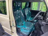 運転席まわりには十分なスペースがあり、大柄な方でもゆったり運転していただける環境です。