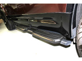 固定式サイドステップが装備されており、乗り降りが容易です。