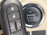 【キーフリーシステム】カバンやポケットに入れたままでもドアの施錠・解錠が可能なスマートキーを装備。エンジンのオン・オフ時もカギを取り出す必要が無いからとっても便利です♪