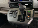 シフトレバーも手が届きやすく操作しやすい位置に付いています!