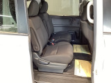 フラットな床と膝回りや頭上スペースなど十分な広さがあります。後部座席には乗り降りする際の補助、走行中の揺れを抑えるための手すりも付いております。高齢者や小さいお子様がいるご家庭では重宝されます。