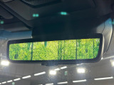 【デジタルインナーミラー】後席の大きな荷物や同乗者で後方が確認しづらい時でも安心!カメラが撮影した車両後方の映像をルームミラー内に表示。クリアな視界で状況の確認が可能です!