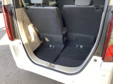 後席を倒さなくても、ゆとりある荷室。