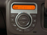 【オートエアコン】設定温度にあわせて自動で快適な室内温度を保ちます。室内が快適だとドライブも楽しくなりますね。