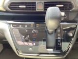 操作のし易いオートエアコンです。気温に合わせて車内を快適に保てます。