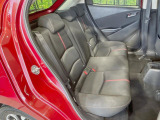 後部座席も気になるようなキズ・汚れやへたり等、大きなダメージはなく、良好な状態です。