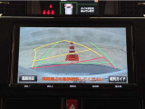 バックガイドモニター付きです。車の後方に小型カメラが付いており、バックする際の後方の様子をモニター上に表示します。