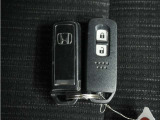 ◆スマートキー◆カギをバッグやポケットに入れたままでもドアロックの開閉ができる『スマートキー』付き!雨天や暗くなってもカギを取り出す必要がなくドアの開錠&エンジンも始動できます