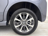 標準アルミホイール付夏タイヤを搭載しています。
