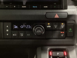 エレクトリックギアセレクターの左上にオートエアコンがついてますので簡単操作で快適に過ごせます。運転席のみシートヒータースイッチ内蔵で2段階の温度設定ができます。