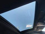 ●サンルーフ:開放感たっぷりの希少装備、サンルーフが装着されています!車内に明かりを取り入れたり景色を楽しむ以外にも、車内の空気も簡単に換気できて快適です!