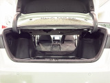 トランクスペースは、リアシートの背もたれを倒せば長モノを入れることも可能ですよ!