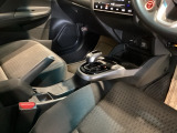 どのポジションにもワンアクションで操作できるフロアシフトに、パーキングブレーキは、使いやすいハンドタイプのサイドブレーキです。