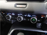 【オートエアコン】温度を設定すれば自動で快適な車内温度を保ちます。エアコン内部の高性能脱臭フィルターで車内のアレルゲンや花粉を除去。