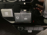 指先でパーキングブレーキの操作ができます。ブレーキホールドもついているので停止中に、ブレーキペダルから足を離しても停止状態を維持し続けてくれます。信号待ちなどの際に非常に便利です。